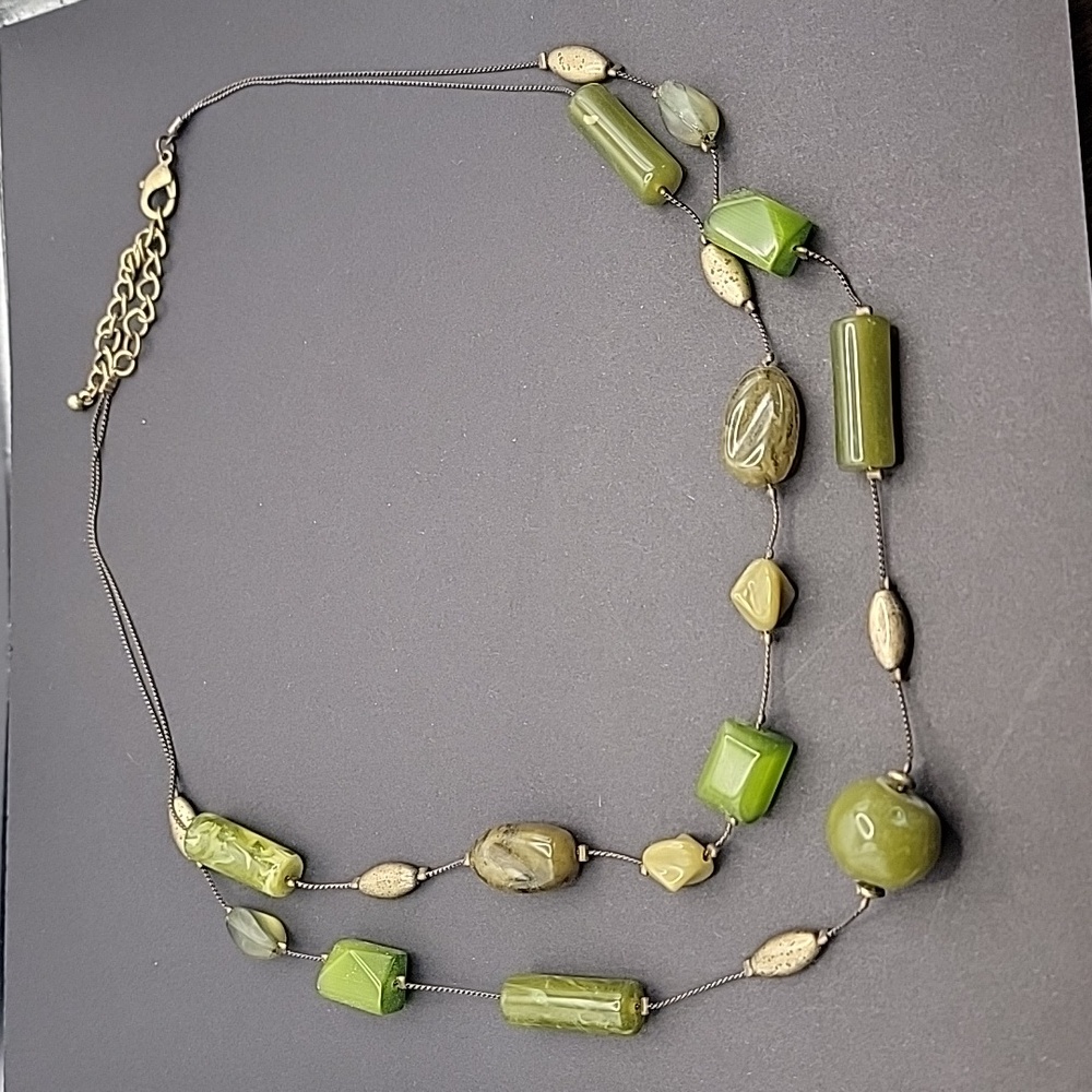 Vintage Women's Necklace Green and Gold tone 19 in.long, adjustable to 22 inches